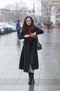 浅浅寒意 刘竞现身街区户外高贵飒爽气质出众